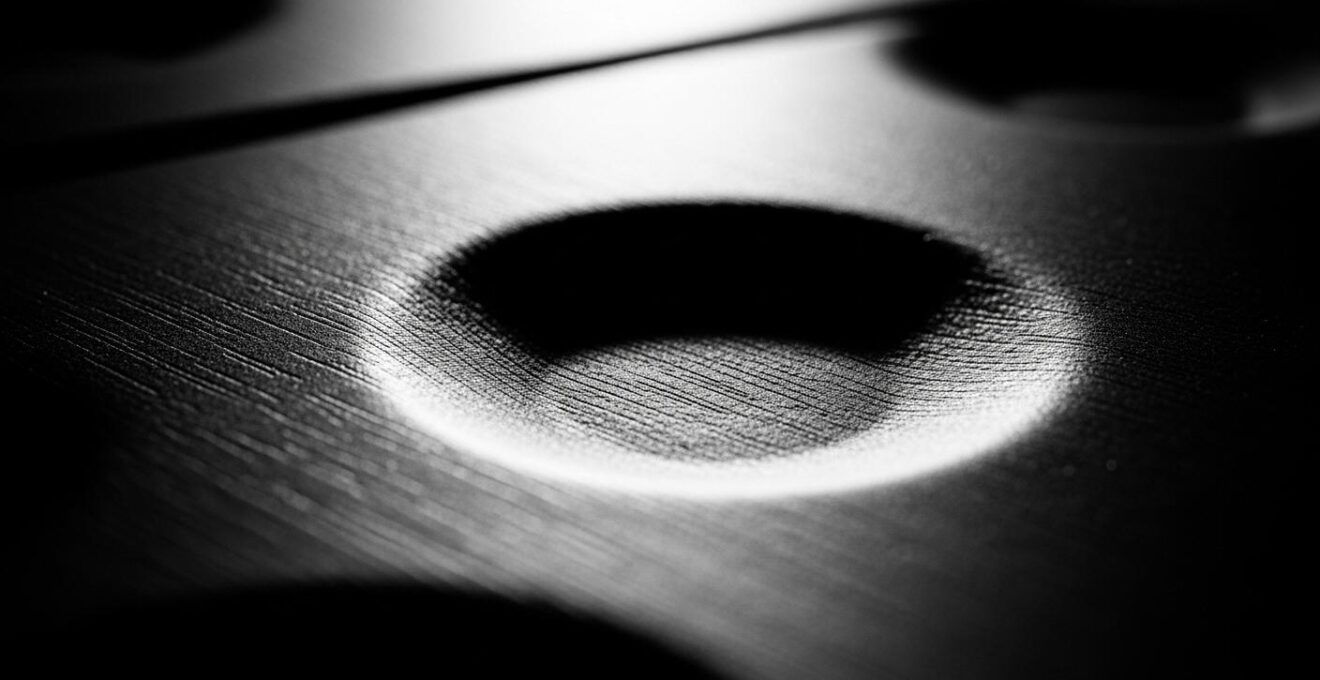 Détail en noir et blanc suggérant une atmosphère cinématographique entre ombres et lumière