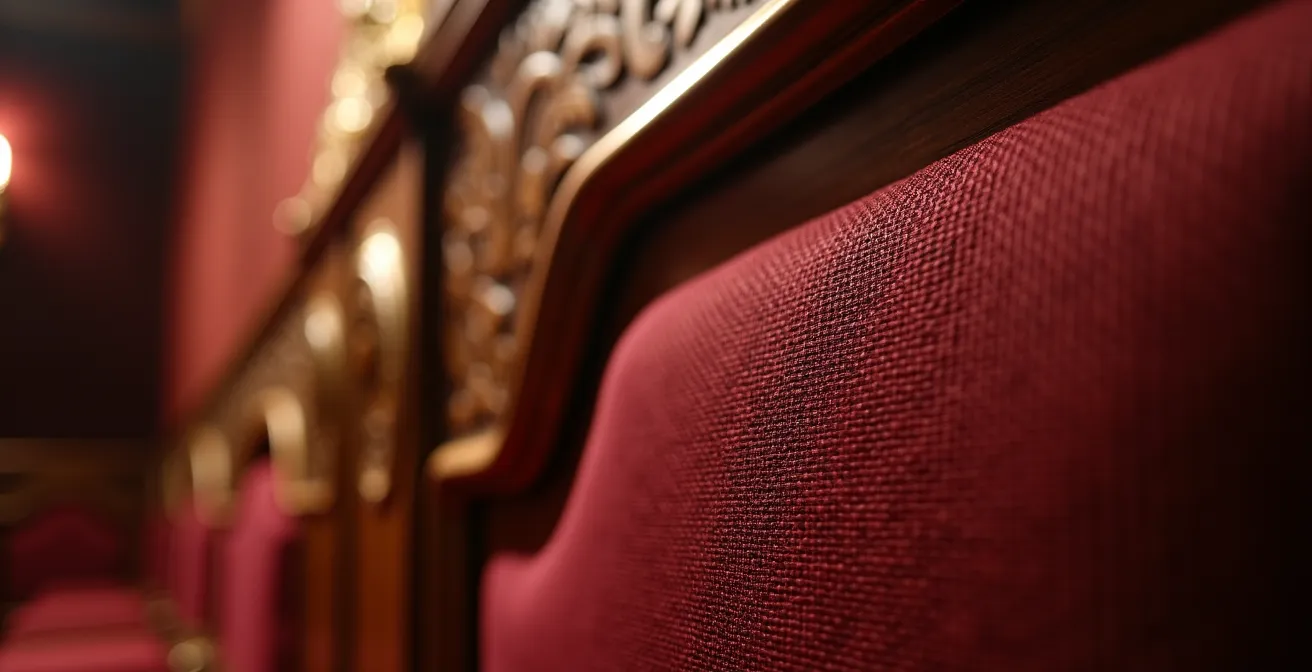Détail macro de tissus acoustiques luxueux et boiseries pour salle de cinéma